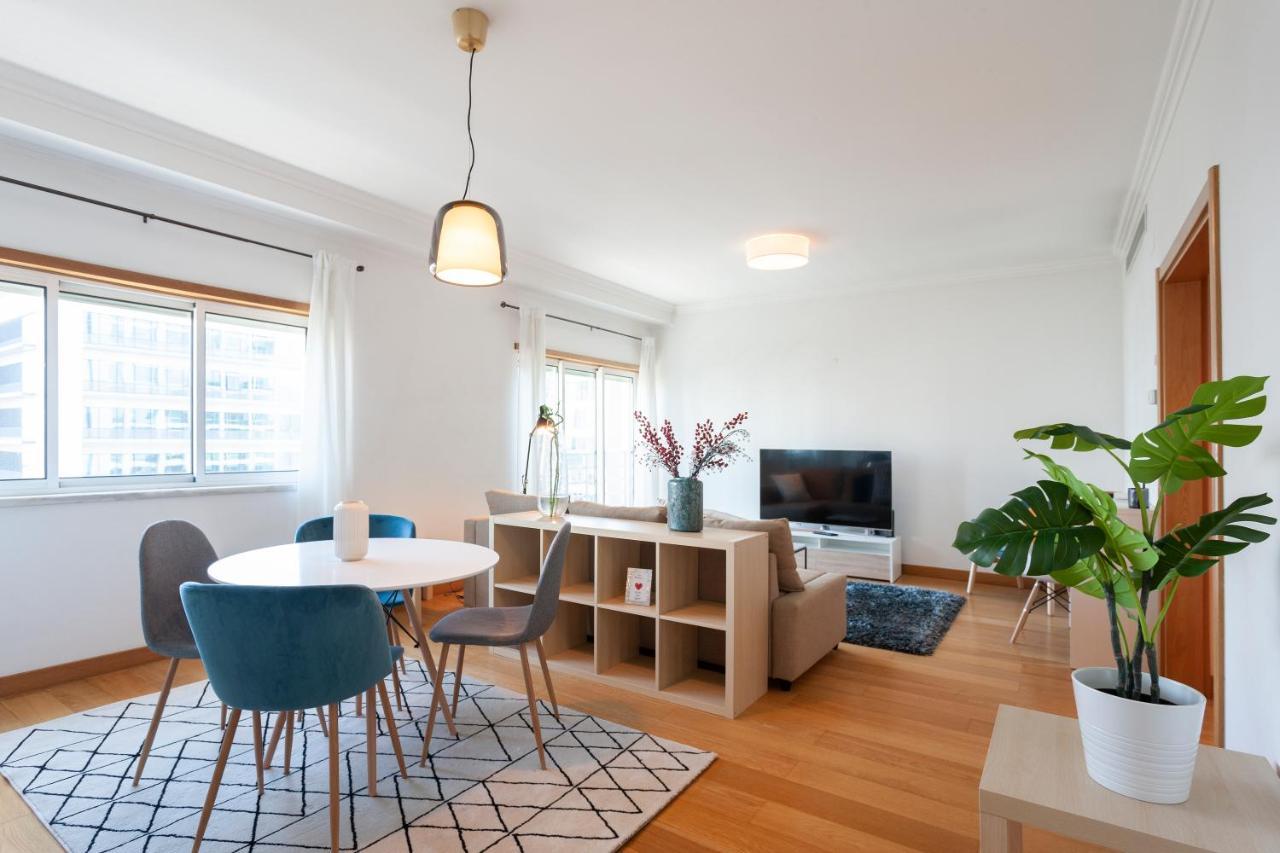 Apartment Orient - Modern, Spacious And Sunny! By The River! Lissabon